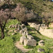 Le mura del Santuario di Mango